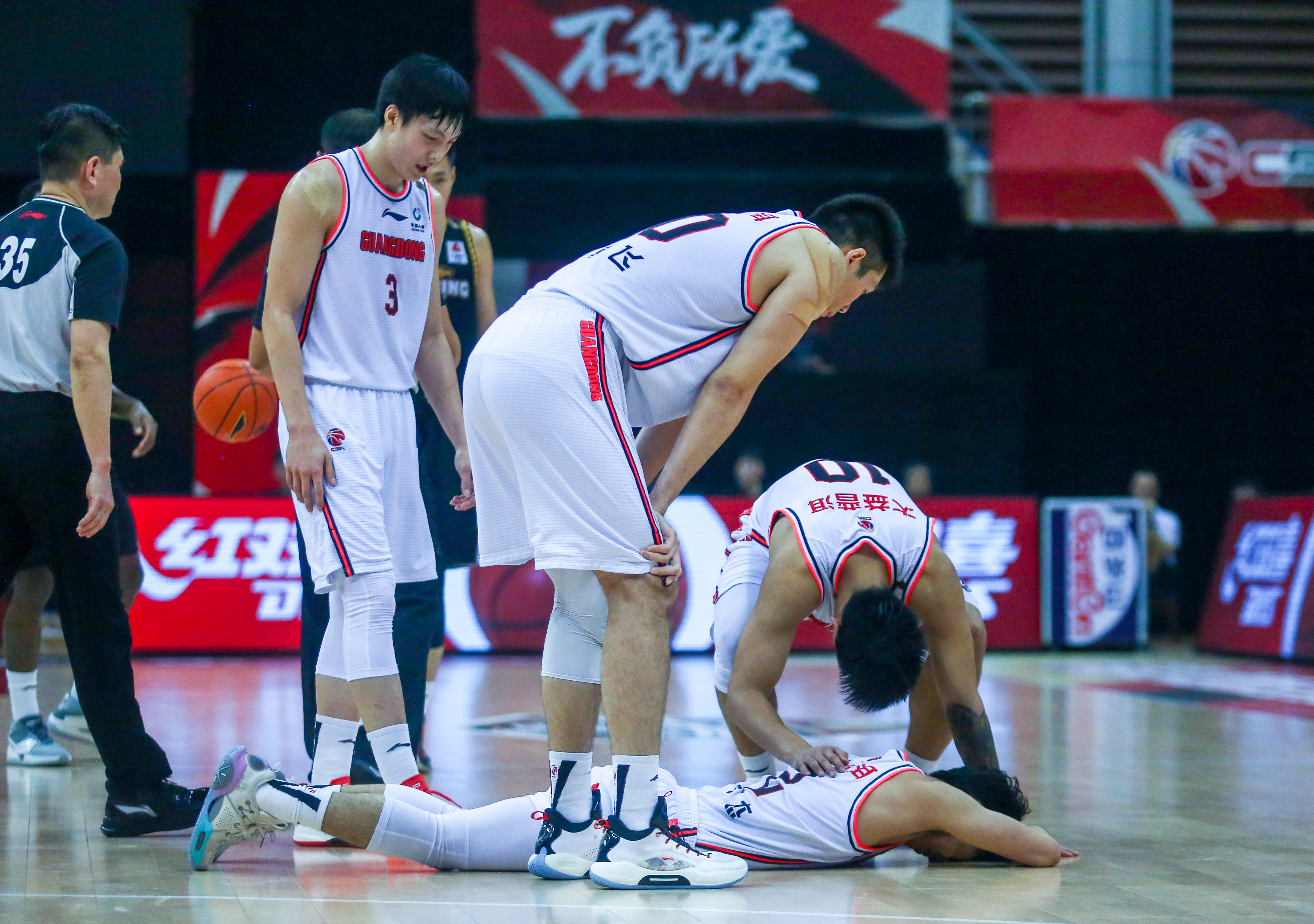 开云-关键时刻斯图加特备战足总杯，篮板制胜细节曝光，压力陡增，团队化学反应显著的简单介绍